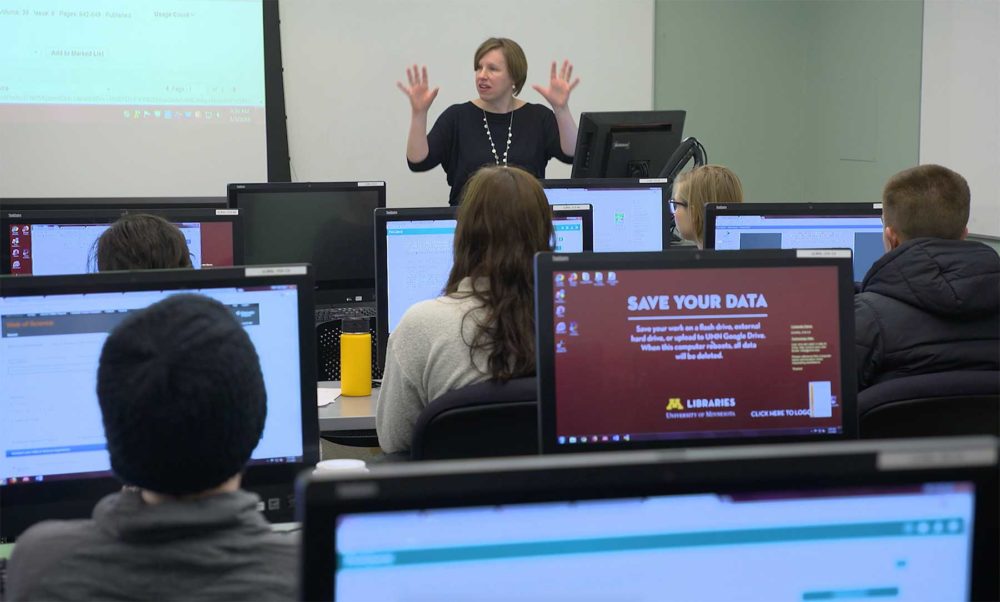 Kate Peterson teaching workshop to undergraduates in classroom