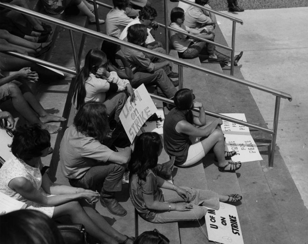 Students sit in groups, on strike for peace and protesting against the Vietnam war. Student protests. Strike. 1970. University of Minnesota Libraries, University Archives., umedia.lib.umn.edu/item/p16022coll175:4717 Accessed 27 May 2020.