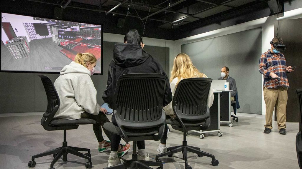 Multimedia Specialist Charlie Heinz demonstrates the Libraries virtual reality software to College of Design students.