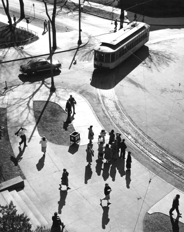 Intercampus Streetcar turnaround at 15th and Pillsbury, 1952. Available at http://purl.umn.edu/80922.