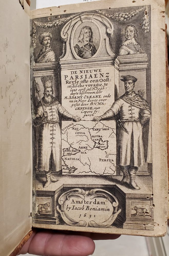 Small title page in Dutch, showing two men gesturing towards a map.